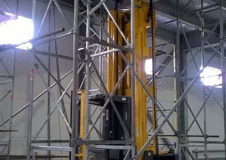 Произведен монтаж технологического оборудования для установки мачт узкопроходного штабелера