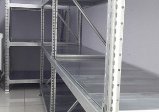 Компания «СкладВоркс» произвела сборку среднегрузовых стеллажей в подсобных складских помещениях