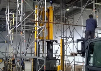 Произведен монтаж технологического оборудования для установки мачт узкопроходного штабелера
